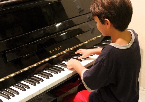 Cum sa invat sa cant la pian la orice varsta