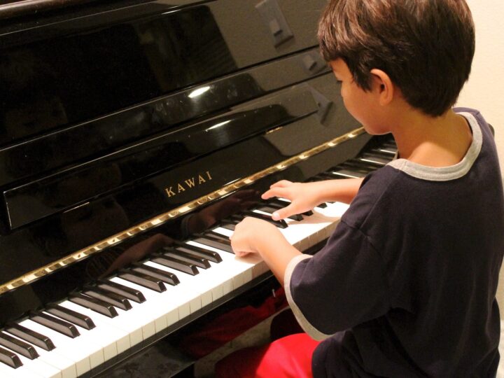 Cum să învăț să cânt la pian la orice vârstă?